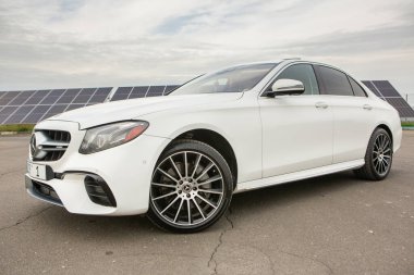 Chisinau, Moldova; 15 Ekim 2024. Moldova Cumhuriyeti 'nde Mercedes-Benz kulübü festivali. Mercedes-Benz E sınıfı, AMG E 63. Editör fotoğrafı