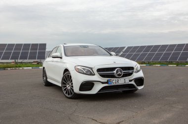 Chisinau, Moldova; 15 Ekim 2024. Moldova Cumhuriyeti 'nde Mercedes-Benz kulübü festivali. Mercedes-Benz E sınıfı, AMG E 63. Editör fotoğrafı