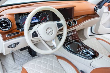 Chisinau, Moldova; 15 Ekim 2024. Moldova Cumhuriyeti 'nde Mercedes-Benz kulübü festivali. Mercedes-Benz E sınıfı, AMG E 63. Editör fotoğrafı