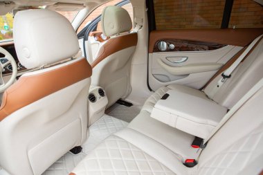 Chisinau, Moldova; 15 Ekim 2024. Moldova Cumhuriyeti 'nde Mercedes-Benz kulübü festivali. Mercedes-Benz E sınıfı, AMG E 63. Editör fotoğrafı