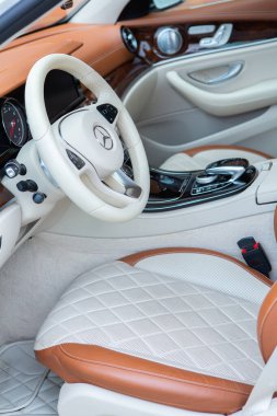 Chisinau, Moldova; 15 Ekim 2024. Moldova Cumhuriyeti 'nde Mercedes-Benz kulübü festivali. Mercedes-Benz E sınıfı, AMG E 63. Editör fotoğrafı