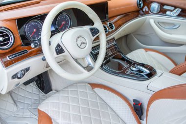 Chisinau, Moldova; 15 Ekim 2024. Moldova Cumhuriyeti 'nde Mercedes-Benz kulübü festivali. Mercedes-Benz E sınıfı, AMG E 63. Editör fotoğrafı