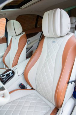 Chisinau, Moldova; 15 Ekim 2024. Moldova Cumhuriyeti 'nde Mercedes-Benz kulübü festivali. Mercedes-Benz E sınıfı, AMG E 63. Editör fotoğrafı