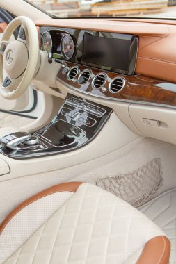Chisinau, Moldova; 15 Ekim 2024. Moldova Cumhuriyeti 'nde Mercedes-Benz kulübü festivali. Mercedes-Benz E sınıfı, AMG E 63. Editör fotoğrafı