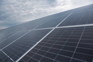 Mavi gökyüzü arka planına sahip güneş panelleri, fotovoltaik alternatif elektrik kaynağı