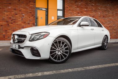 Chisinau, Moldova; 15 Ekim 2024. Moldova Cumhuriyeti 'nde Mercedes-Benz kulübü festivali. Mercedes-Benz E sınıfı, AMG E 63. Editör fotoğrafı