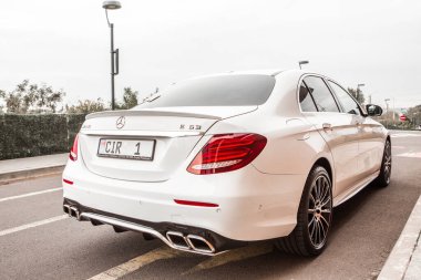 Chisinau, Moldova; 15 Ekim 2024. Moldova Cumhuriyeti 'nde Mercedes-Benz kulübü festivali. Mercedes-Benz E sınıfı, AMG E 63. Editör fotoğrafı
