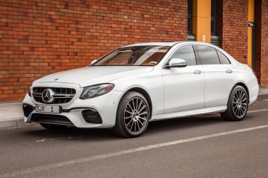 Chisinau, Moldova; 15 Ekim 2024. Moldova Cumhuriyeti 'nde Mercedes-Benz kulübü festivali. Mercedes-Benz E sınıfı, AMG E 63. Editör fotoğrafı