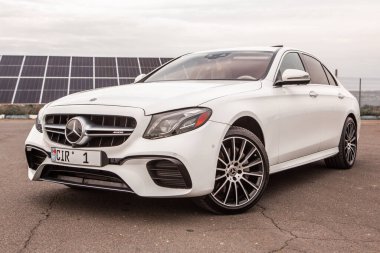Chisinau, Moldova; 15 Ekim 2024. Moldova Cumhuriyeti 'nde Mercedes-Benz kulübü festivali. Mercedes-Benz E sınıfı, AMG E 63. Editör fotoğrafı