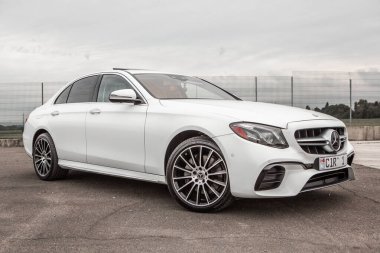 Chisinau, Moldova; 15 Ekim 2024. Moldova Cumhuriyeti 'nde Mercedes-Benz kulübü festivali. Mercedes-Benz E sınıfı, AMG E 63. Editör fotoğrafı