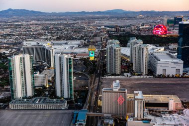 Las Vegas 'ın gece gökyüzü manzarası aydınlanmış otel ve kumarhanelerle dolu, Las Vegas, Nevada, ABD