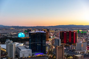 Las Vegas 'ın gece gökyüzü manzarası aydınlanmış otel ve kumarhanelerle dolu, Las Vegas, Nevada, ABD