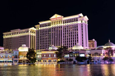 Las Vegas 'ın gece gökyüzü manzarası aydınlanmış otel ve kumarhanelerle dolu, Las Vegas, Nevada, ABD