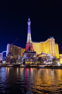 Las Vegas 'ın gece gökyüzü manzarası aydınlanmış otel ve kumarhanelerle dolu, Las Vegas, Nevada, ABD