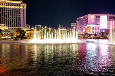 Las Vegas 'ın gece gökyüzü manzarası aydınlanmış otel ve kumarhanelerle dolu, Las Vegas, Nevada, ABD