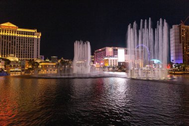 Las Vegas 'ın gece gökyüzü manzarası aydınlanmış otel ve kumarhanelerle dolu, Las Vegas, Nevada, ABD