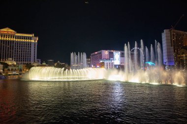 Las Vegas 'ın gece gökyüzü manzarası aydınlanmış otel ve kumarhanelerle dolu, Las Vegas, Nevada, ABD