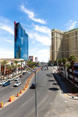 Las Vegas 'ın gece gökyüzü manzarası aydınlanmış otel ve kumarhanelerle dolu, Las Vegas, Nevada, ABD