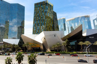 Las Vegas 'ın gece gökyüzü manzarası aydınlanmış otel ve kumarhanelerle dolu, Las Vegas, Nevada, ABD