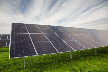 Güneş panellerinin fotoğrafı. Güneş enerjisi üretimi. Yenilenebilir kaynaklardan elektrik akımı.