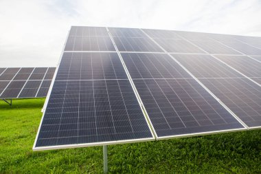Güneş panellerinin fotoğrafı. Güneş enerjisi üretimi. Yenilenebilir kaynaklardan elektrik akımı.