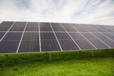 Güneş panellerinin fotoğrafı. Güneş enerjisi üretimi. Yenilenebilir kaynaklardan elektrik akımı.