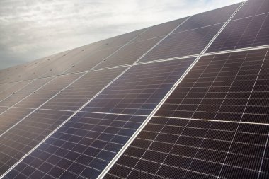 Güneş panellerinin fotoğrafı. Güneş enerjisi üretimi. Yenilenebilir kaynaklardan elektrik akımı.