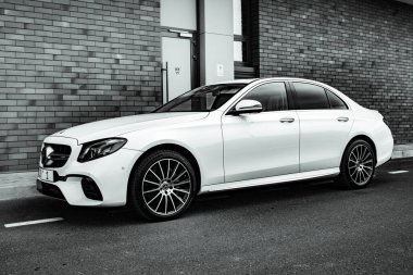 Moldova Cumhuriyeti 'nde Mercedes-Benz kulübü festivali. Mercedes-Benz E sınıfı, AMG E 63. Editör fotoğrafı