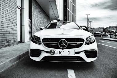 Moldova Cumhuriyeti 'nde Mercedes-Benz kulübü festivali. Mercedes-Benz E sınıfı, AMG E 63. Editör fotoğrafı