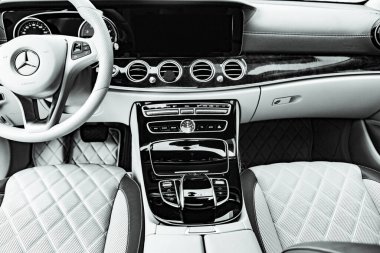 Moldova Cumhuriyeti 'nde Mercedes-Benz kulübü festivali. Mercedes-Benz E sınıfı, AMG E 63. Editör fotoğrafı