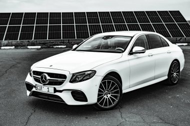 Moldova Cumhuriyeti 'nde Mercedes-Benz kulübü festivali. Mercedes-Benz E sınıfı, AMG E 63. Editör fotoğrafı