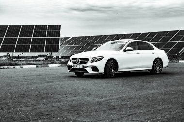 Moldova Cumhuriyeti 'nde Mercedes-Benz kulübü festivali. Mercedes-Benz E sınıfı, AMG E 63. Editör fotoğrafı