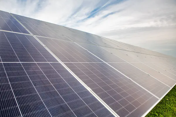 Güneş paneli, fotovoltaik, alternatif elektrik kaynağı. Yenilenebilir Enerji. Güneş Gücü. 