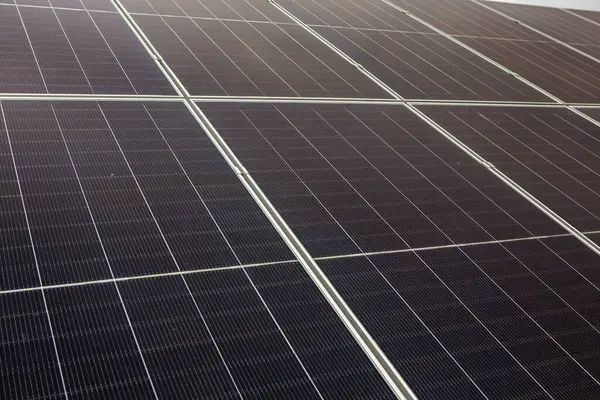 Güneş paneli, fotovoltaik, alternatif elektrik kaynağı. Yenilenebilir Enerji. Güneş Gücü. 