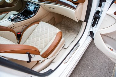 Chisinau, Moldova; 15 Ekim 2024. Moldova Cumhuriyeti 'nde Mercedes-Benz kulübü festivali. Mercedes-Benz E sınıfı, AMG E 63. Editör fotoğrafı