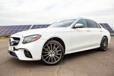 Chisinau, Moldova; 15 Ekim 2024. Moldova Cumhuriyeti 'nde Mercedes-Benz kulübü festivali. Mercedes-Benz E sınıfı, AMG E 63. Editör fotoğrafı