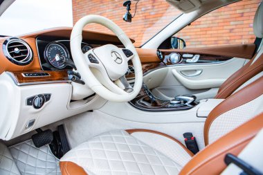 Chisinau, Moldova; 15 Ekim 2024. Moldova Cumhuriyeti 'nde Mercedes-Benz kulübü festivali. Mercedes-Benz E sınıfı, AMG E 63. Editör fotoğrafı