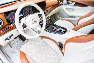 Chisinau, Moldova; 15 Ekim 2024. Moldova Cumhuriyeti 'nde Mercedes-Benz kulübü festivali. Mercedes-Benz E sınıfı, AMG E 63. Editör fotoğrafı