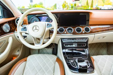 Chisinau, Moldova; 15 Ekim 2024. Moldova Cumhuriyeti 'nde Mercedes-Benz kulübü festivali. Mercedes-Benz E sınıfı, AMG E 63. Editör fotoğrafı