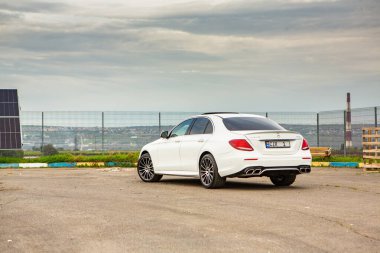 Chisinau, Moldova; 15 Ekim 2024. Moldova Cumhuriyeti 'nde Mercedes-Benz kulübü festivali. Mercedes-Benz E sınıfı, AMG E 63. Editör fotoğrafı