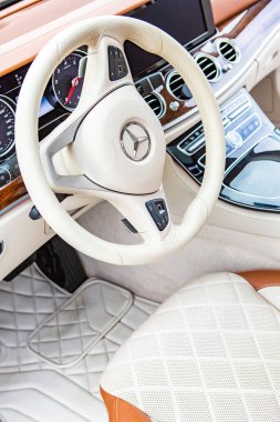 Chisinau, Moldova; 15 Ekim 2024. Moldova Cumhuriyeti 'nde Mercedes-Benz kulübü festivali. Mercedes-Benz E sınıfı, AMG E 63. Editör fotoğrafı