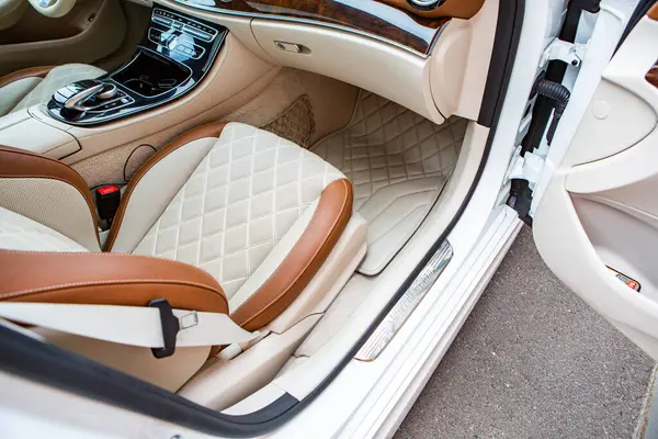 Chisinau, Moldova; 15 Ekim 2024. Moldova Cumhuriyeti 'nde Mercedes-Benz kulübü festivali. Mercedes-Benz E sınıfı, AMG E 63. Editör fotoğrafı