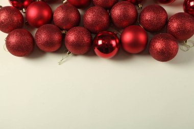 2025 yılının geçmişi. Yeni yılın teması beyaz yüzey ve köknar dalları. Tebrik kartı için tasarım.