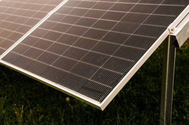 Güneş panelleri enerji maliyetlerini düşürmek, çevre sağlığını desteklemek ve sürdürülebilir bir gelecek inşa etmek için güçlü bir araçtır.. 