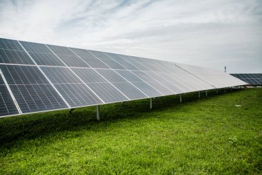 Güneş panelleri, tipik olarak periyodik temizlik ve ara sıra denetim gerektiren minimum bakım gerektirir..