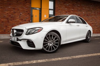 Moldova Cumhuriyeti 'nde Mercedes-Benz kulübü festivali. Mercedes-Benz E sınıfı, AMG E 63. Editör fotoğrafı