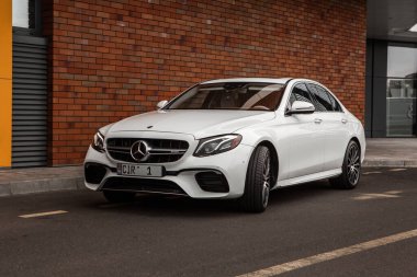 Moldova Cumhuriyeti 'nde Mercedes-Benz kulübü festivali. Mercedes-Benz E sınıfı, AMG E 63. Editör fotoğrafı