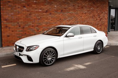 Moldova Cumhuriyeti 'nde Mercedes-Benz kulübü festivali. Mercedes-Benz E sınıfı, AMG E 63. Editör fotoğrafı