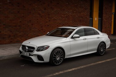 Moldova Cumhuriyeti 'nde Mercedes-Benz kulübü festivali. Mercedes-Benz E sınıfı, AMG E 63. Editör fotoğrafı