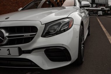 Moldova Cumhuriyeti 'nde Mercedes-Benz kulübü festivali. Mercedes-Benz E sınıfı, AMG E 63. Editör fotoğrafı